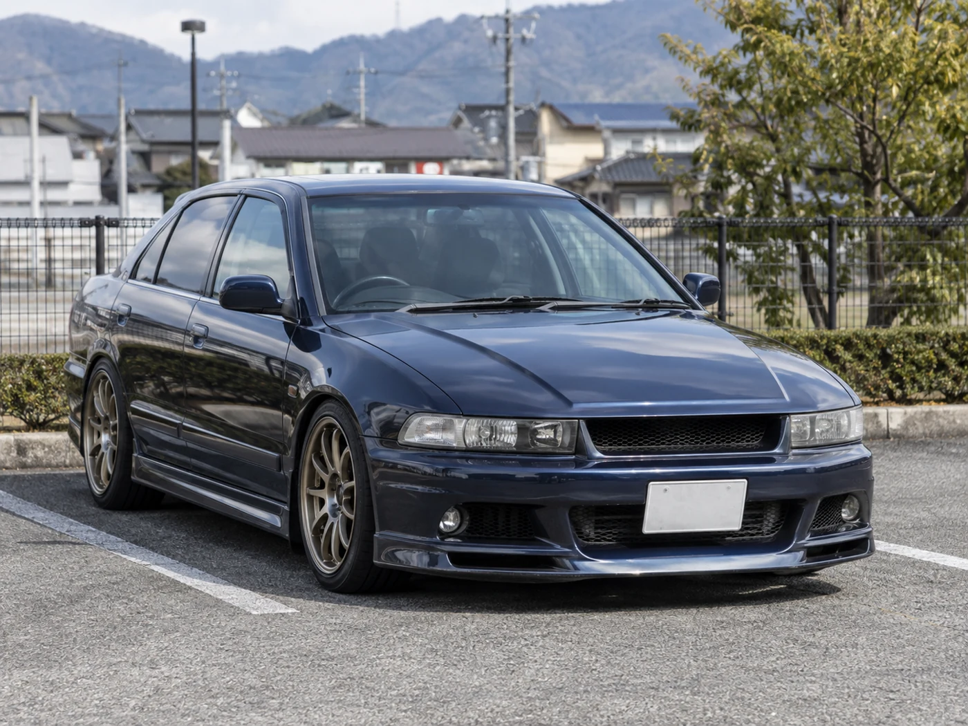 社外ホイールなどを装着した改造車の説明用イメージ
