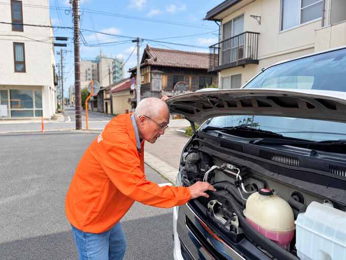 エンジンルームを確認する小野店長